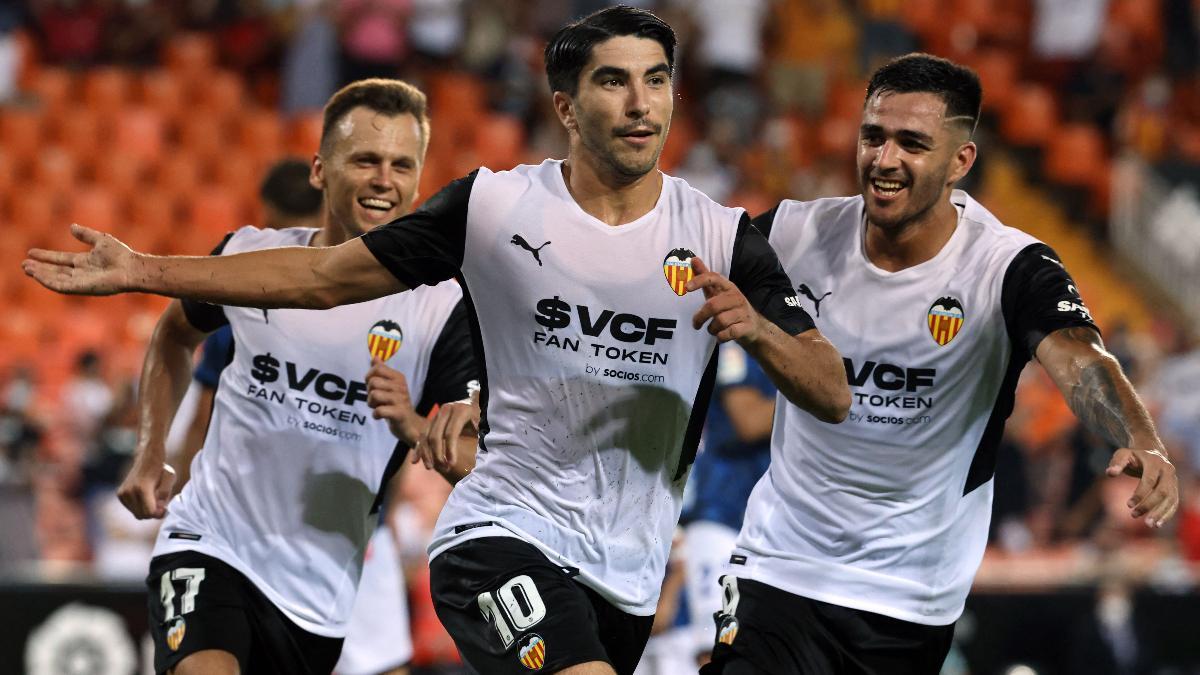 Carlos Soler, junto a Maxi y Chreyshev