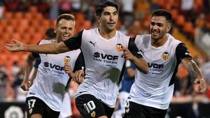 Carlos Soler, junto a Maxi y Chreyshev