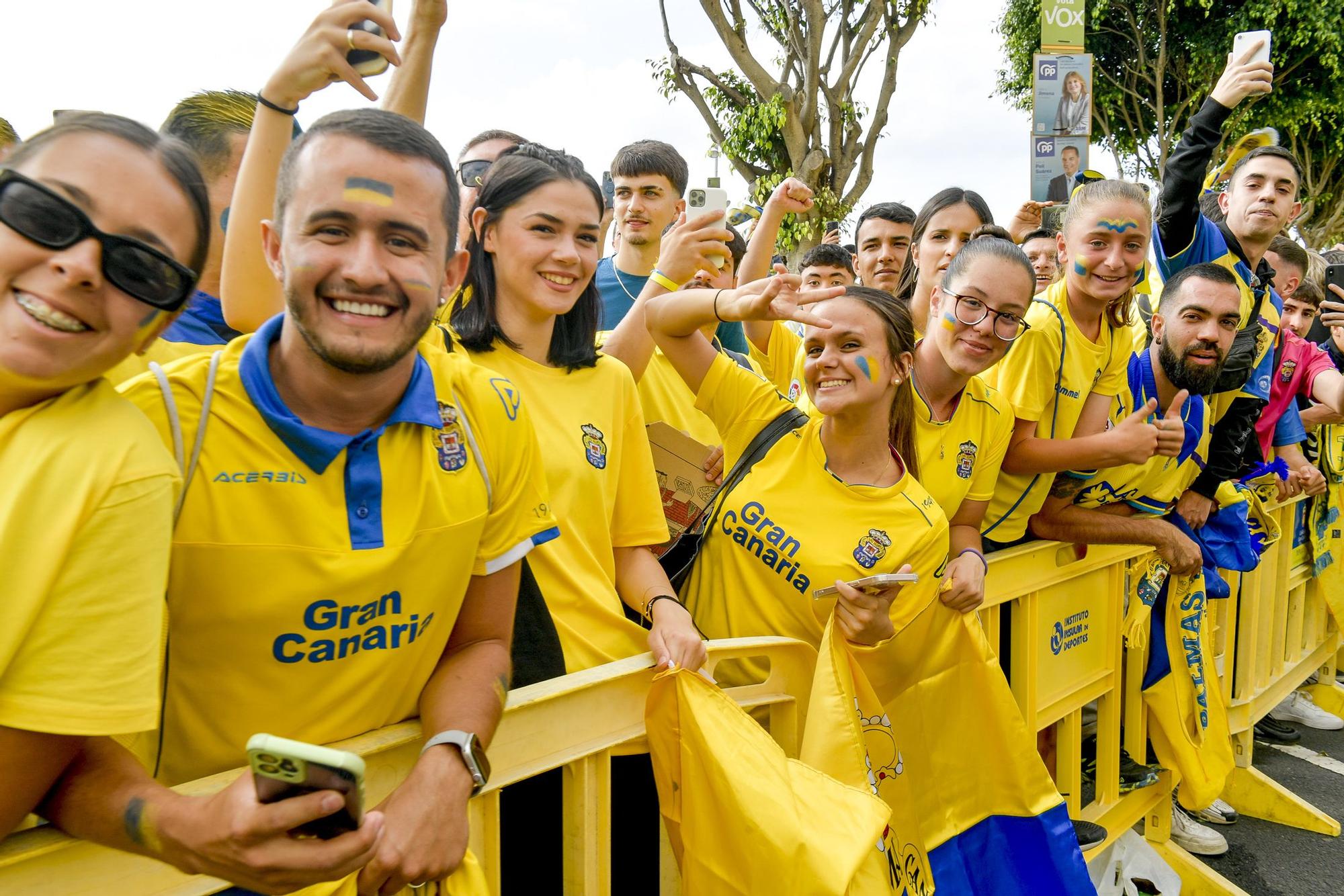 La afición recibe a la guagua de la UD Las Palmas en Fondos de Segura