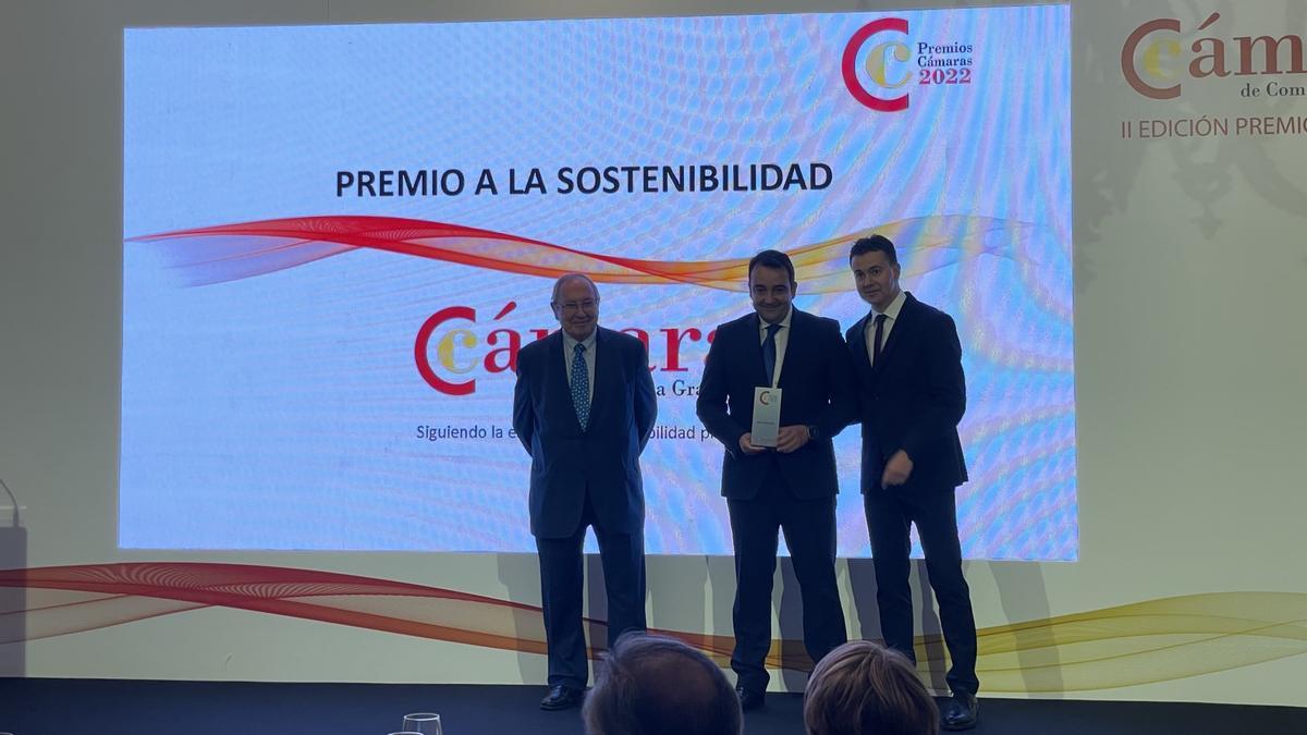 José Valle, presidente de la Cámara de Comercio de Lanzarote, recoge el Premio a la Sostenibilidad de manos de Héctor Gómez, en presencia del presidente de la Cámara de España, José Luis Bonet
