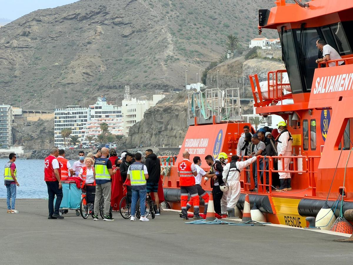 Llegada de una patera con 47 personas al muelle de Arguineguín