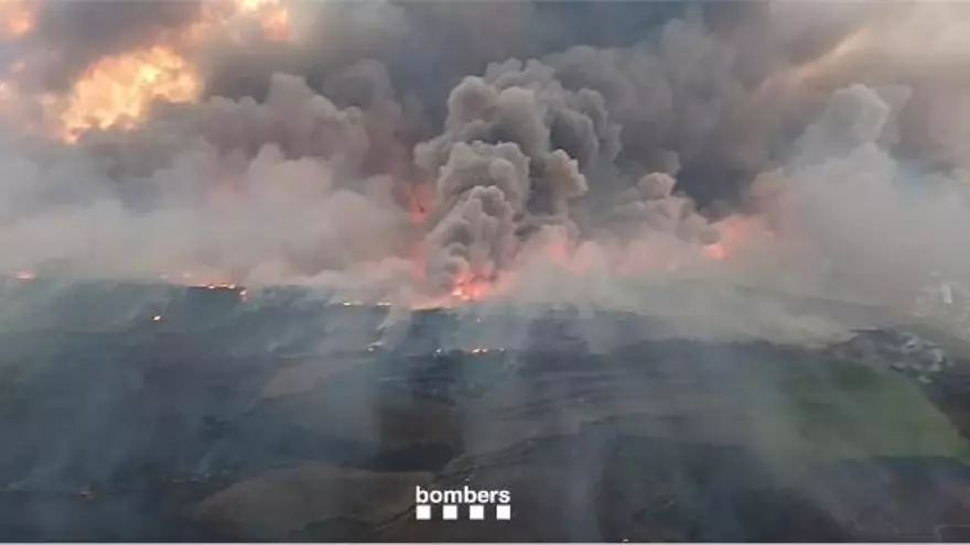Imatges del gran volum de flamarades de l'incendi de la Segarra
