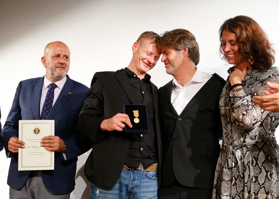 El ciclista Daniel Thielk, junto con David Robinson, padre de Úrsula y Artur, y su cuñada Bel Literas