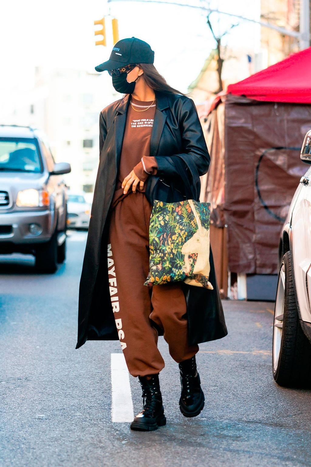 Irina Shayk con abrigo de Mango.