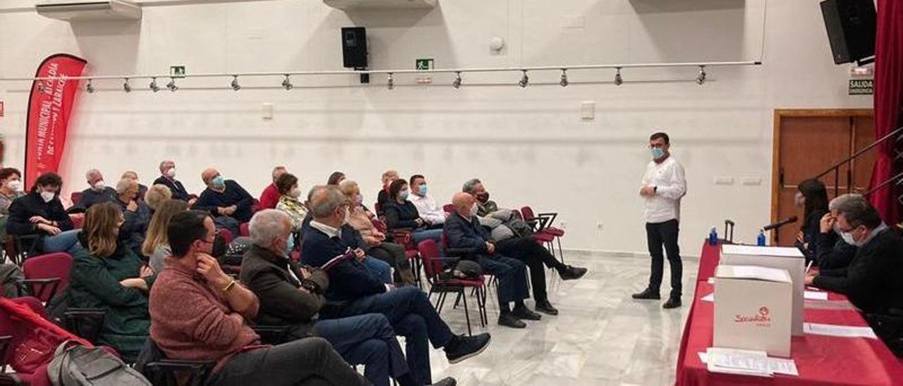 Emilio Ivars, de pie, durante la asamblea de la Agrupación Murcia Este, ayer.