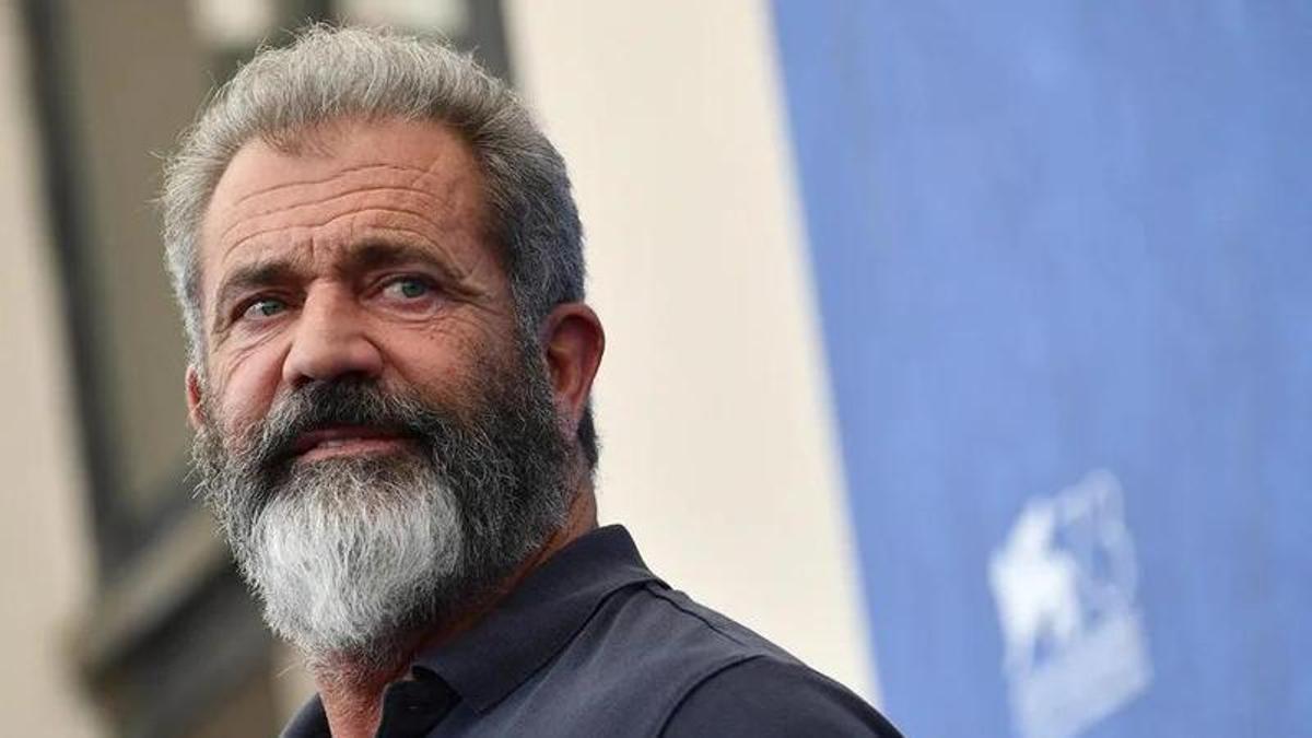 El actor y cineasta Mel Gibson protagoniza una nueva polémica tras hacer unos gestos que la gente ha interpretado como una burla hacia una intérprete de signos.