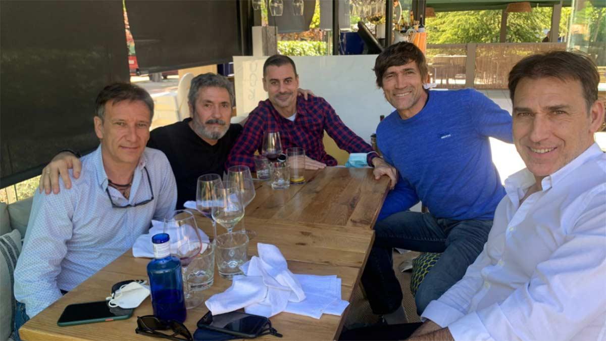 Alfonso Pérez, junto a otros exfutbolistas.