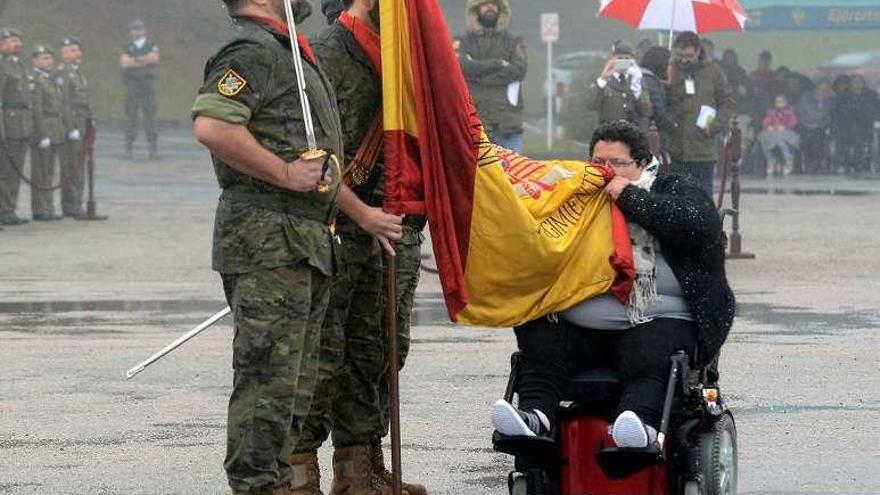 Un civil en silla de ruedas jura bandera.