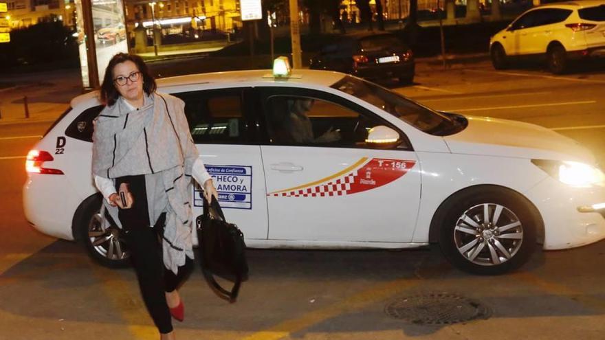 Isabel Franco llega en taxi a la Consejería de Hacienda, sede del encuentro entre PP, Cs y Vox.