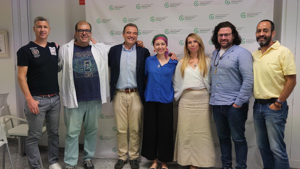 Laura Martín (de azul), con el equipo del documental.