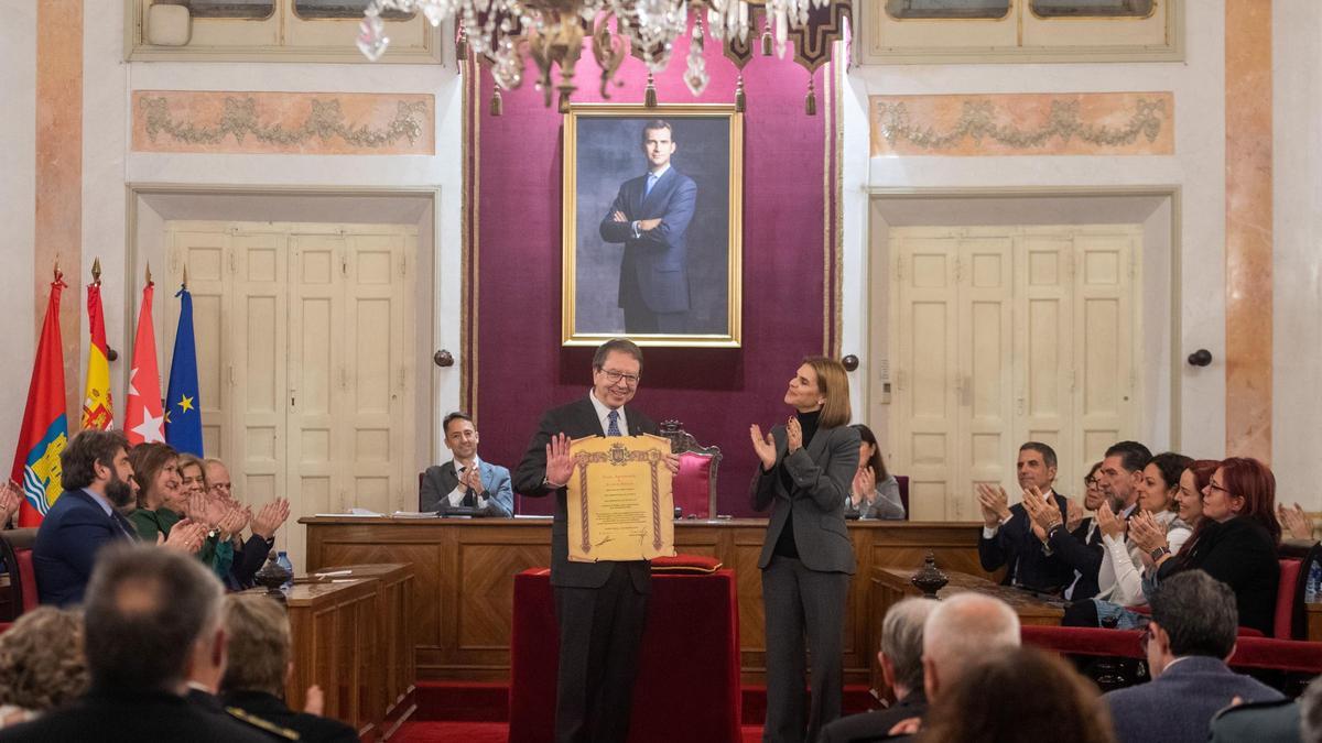 Fernando Galván recibe el nombramiento como Hijo Adoptivo