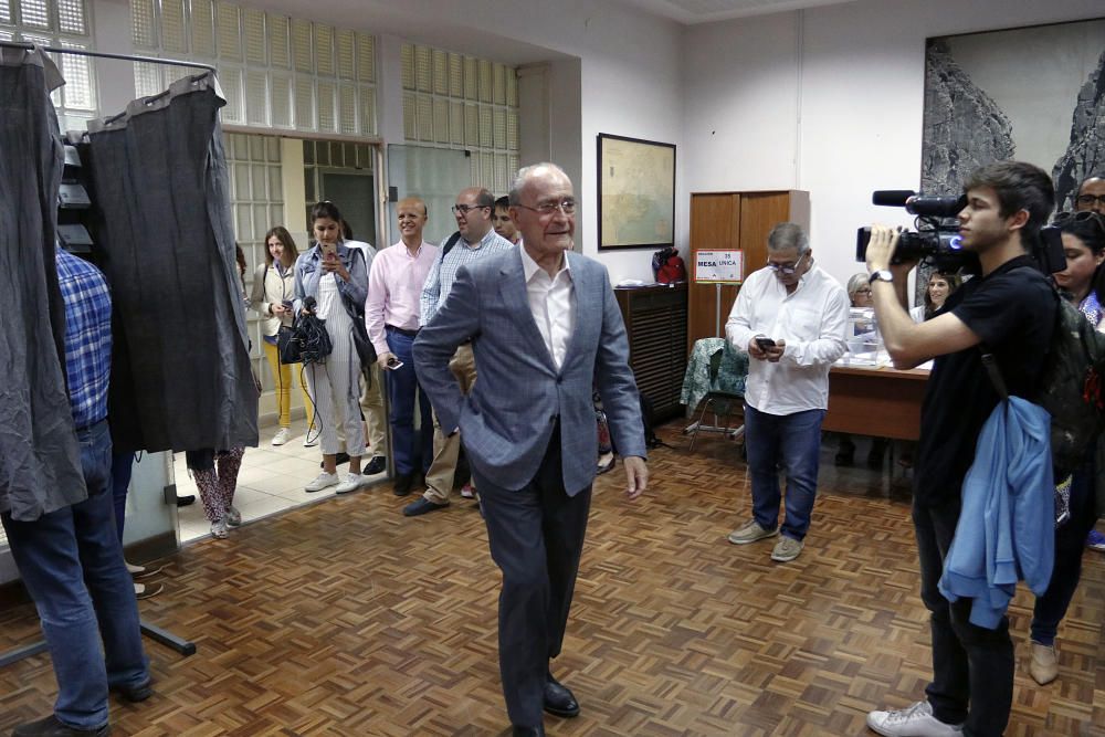 El alcalde de Málaga, Francisco de la Torre, ha votado a las 9.30 horas en el Palacio de la Tinta