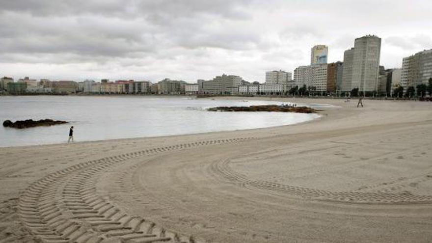 La playa coruñesa de Riazor, sin bañistas en un día gris de este verano. / Cabalar