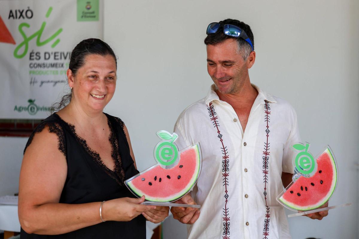Sheila Gor, la gerente de Agroeivissa, entrega los premios a Javi 'Talaies'.