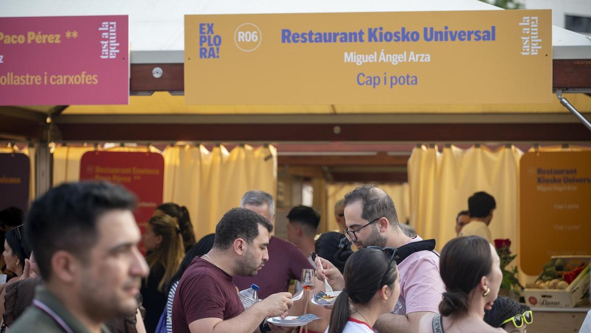 Ambiente en Plaza Catalunya con motivo de una nueva edición del ‘Tast a la Rambla’