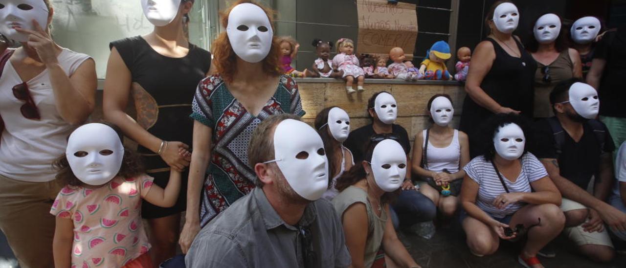 Trabajadores protestan ante la Conselleria por la situación de los centros .