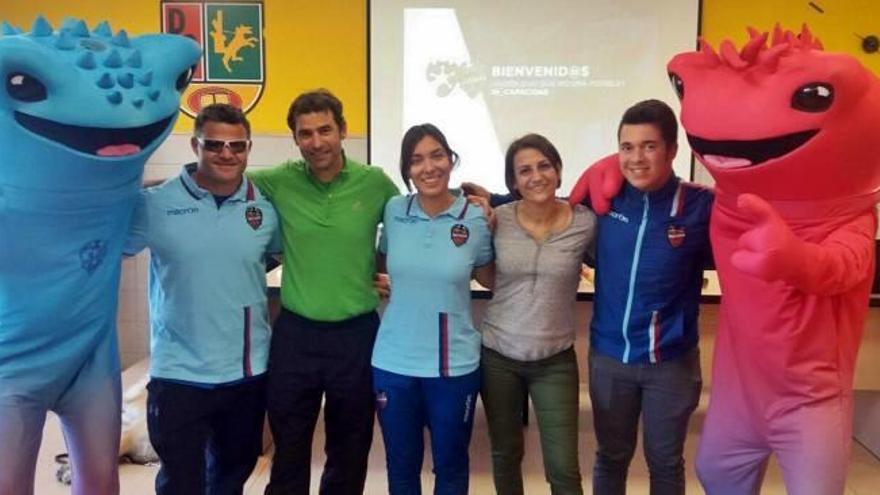 Los deportistas paralímpicos juntos a algunos alumnos del Lluís Vives de Sueca.