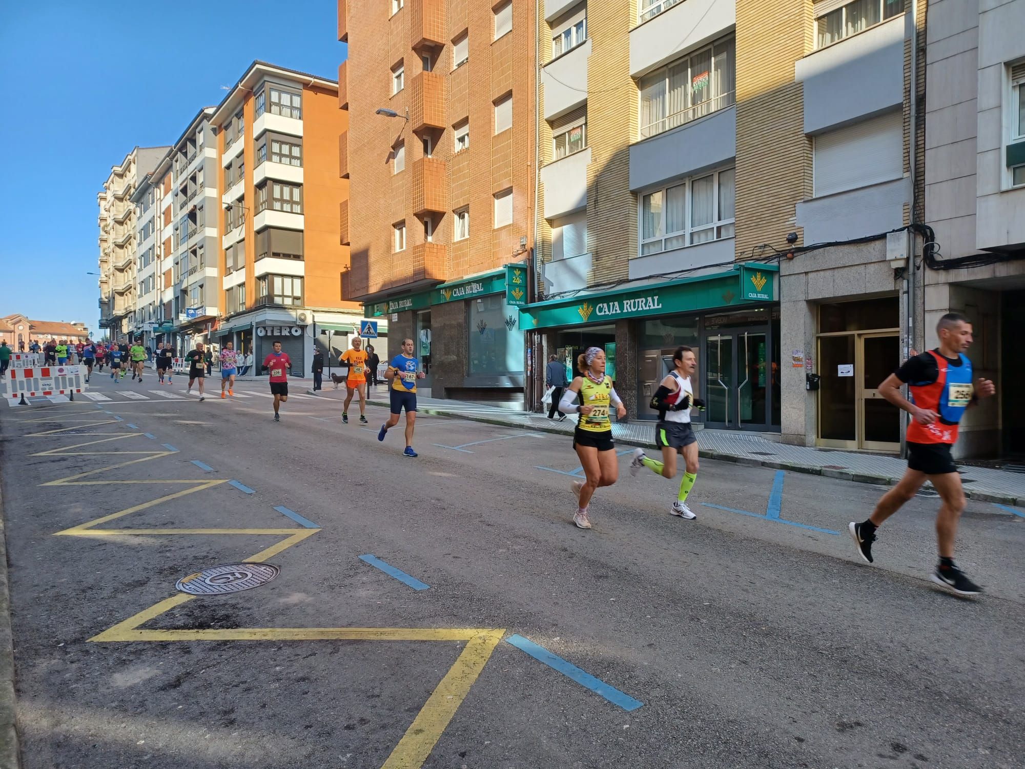 Todas las imágenes de la  XXXIII Media Maratón de Siero: así fue la gran prueba con salida en la Pola