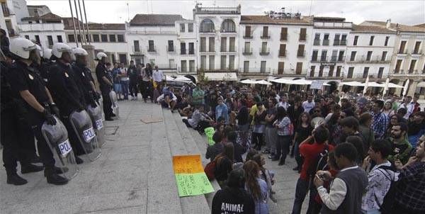 Imágenes de la protesta de estudiantes en Cáceres y la carga policial