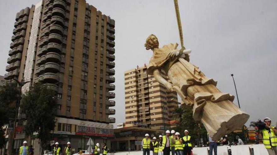 Retirada de la estatua de una de las gitanillas.