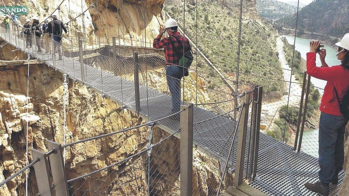 El Caminito del Rey se ha convertido desde su inauguración en uno de los grandes reclamos del turismo activo en el interior de la provincia.