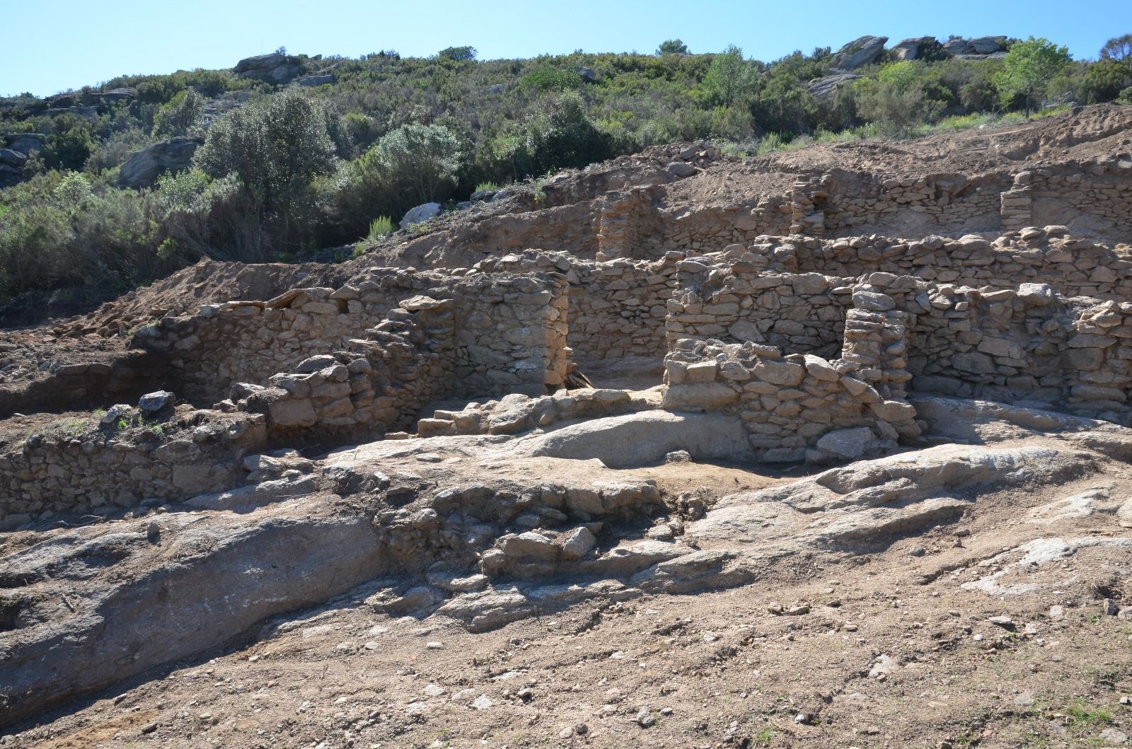 Afloren tres cases "espectaculars" al poblat de Santa Creu de Rodes