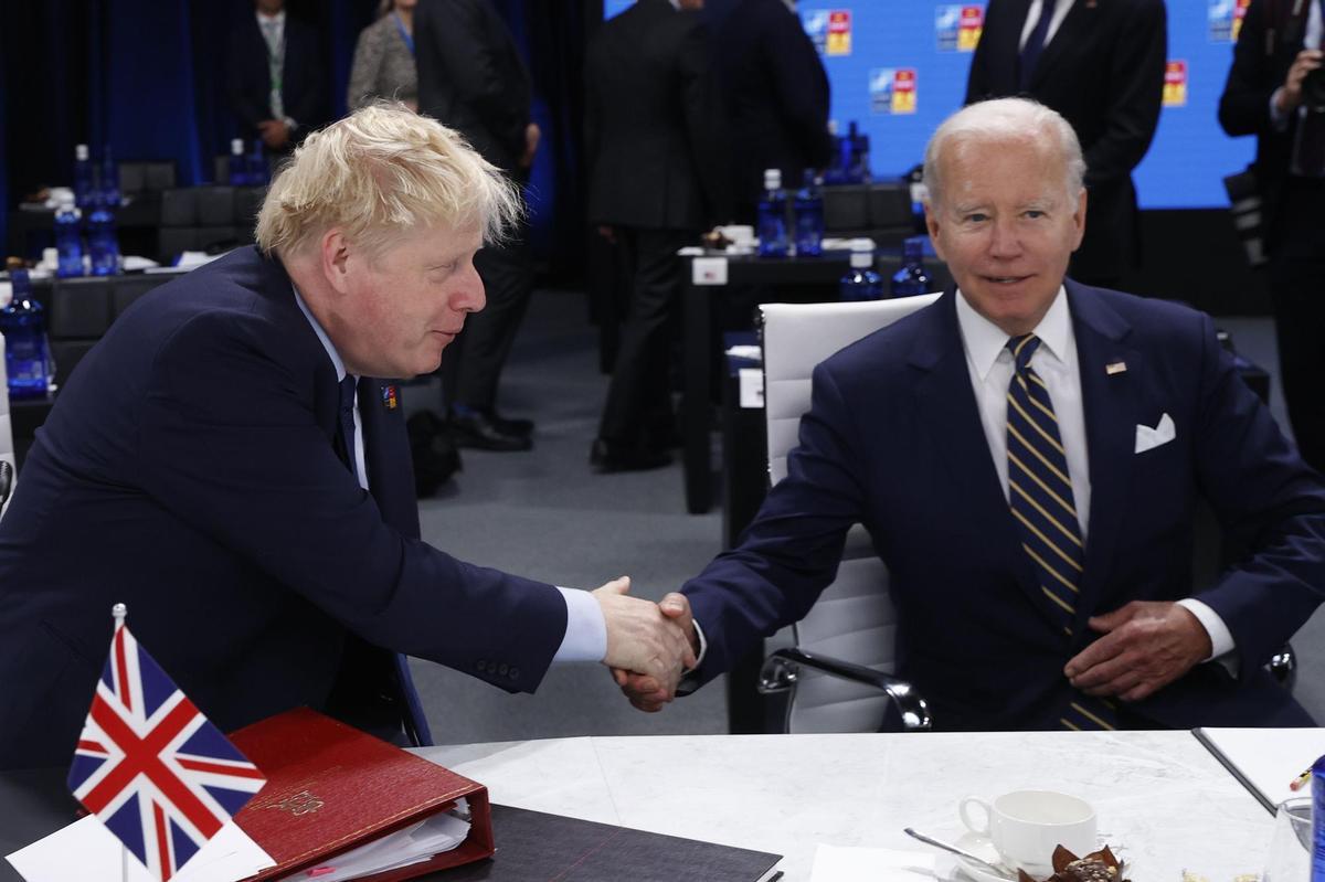 MADRID, 30/06/2022.- El presidente de los Estados Unidos, Joe Biden (d), y el primer ministro del Reino Unido, Boris Johnson (i), en la segunda jornada de la cumbre de la OTAN que se celebra este jueves en el recinto de Ifema, en Madrid. EFE/J.J. Guillén