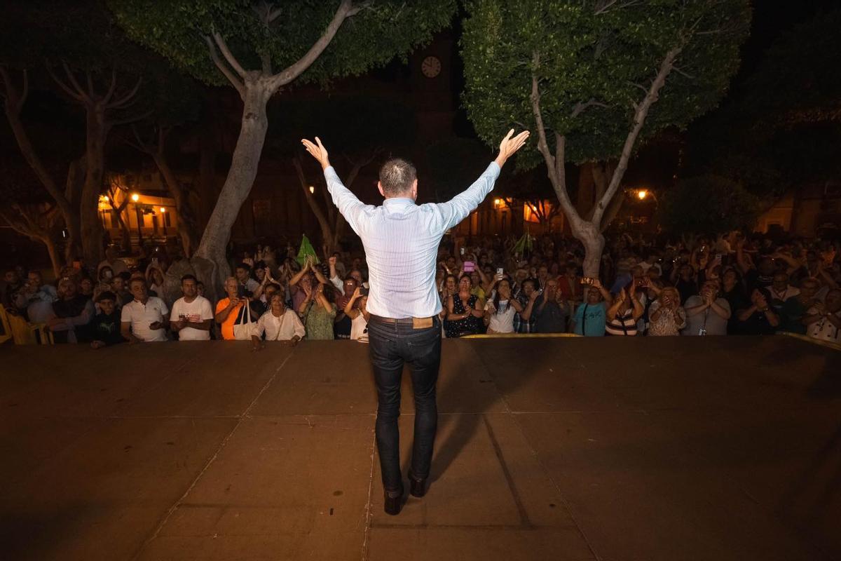 Teodoro Sosa, en la plaza de Santiago, en la noche electoral.