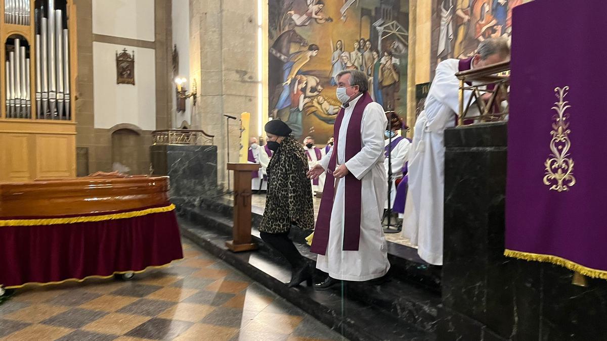 Emocionado funeral en Pola de Siero por el cura "Tito"