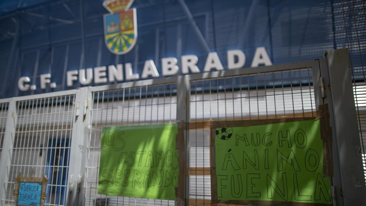 Mensajes de apoyo al Fuenlabrada en la puerta del Estadio Fernando Torres.