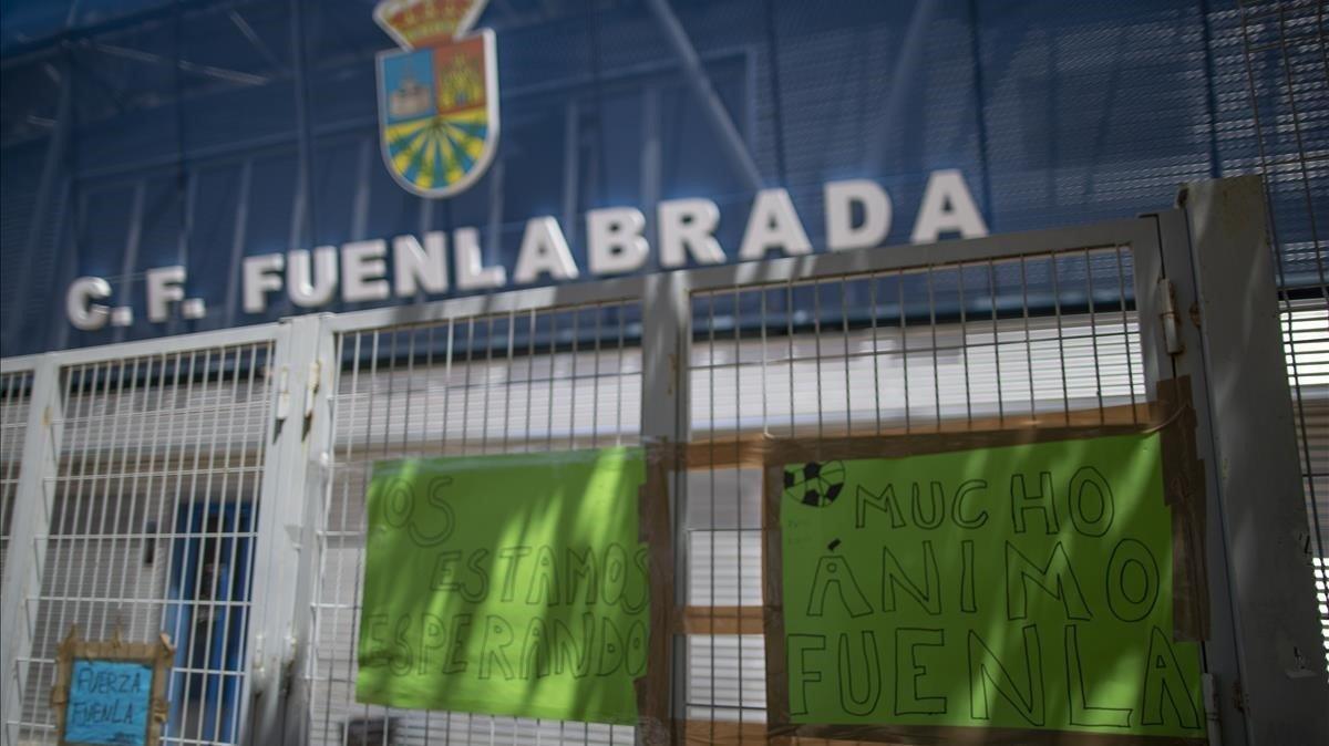 jmexposito54287024 carteles en la puerta de acceso al  estadio fernando torres 200731200423