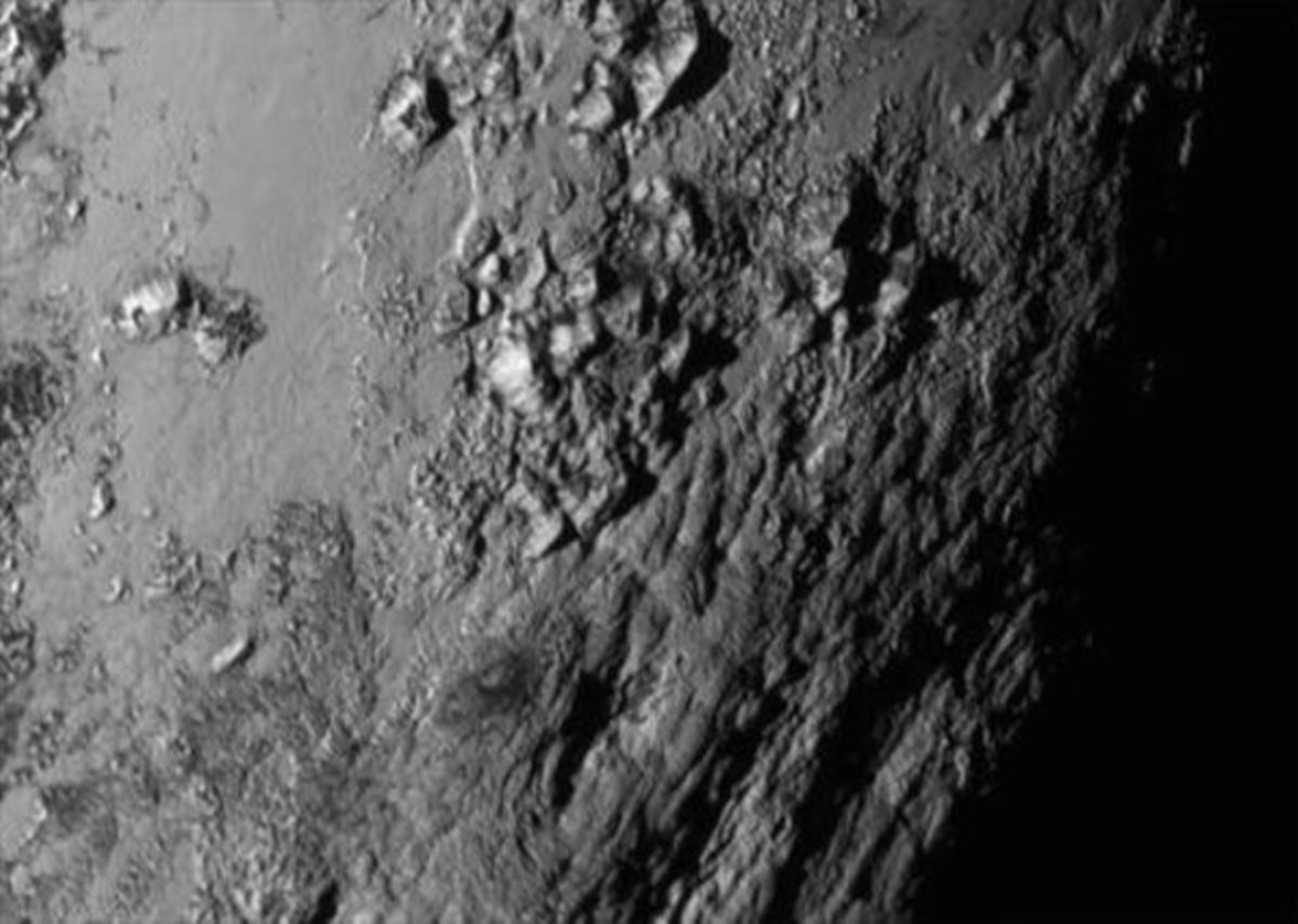 Imatge de la superfície de Plutó enviada ahir per la sonda ’New Horizons’. Imatge de la superfície de Plutó enviada ahir per la sonda ’New Horizons’.