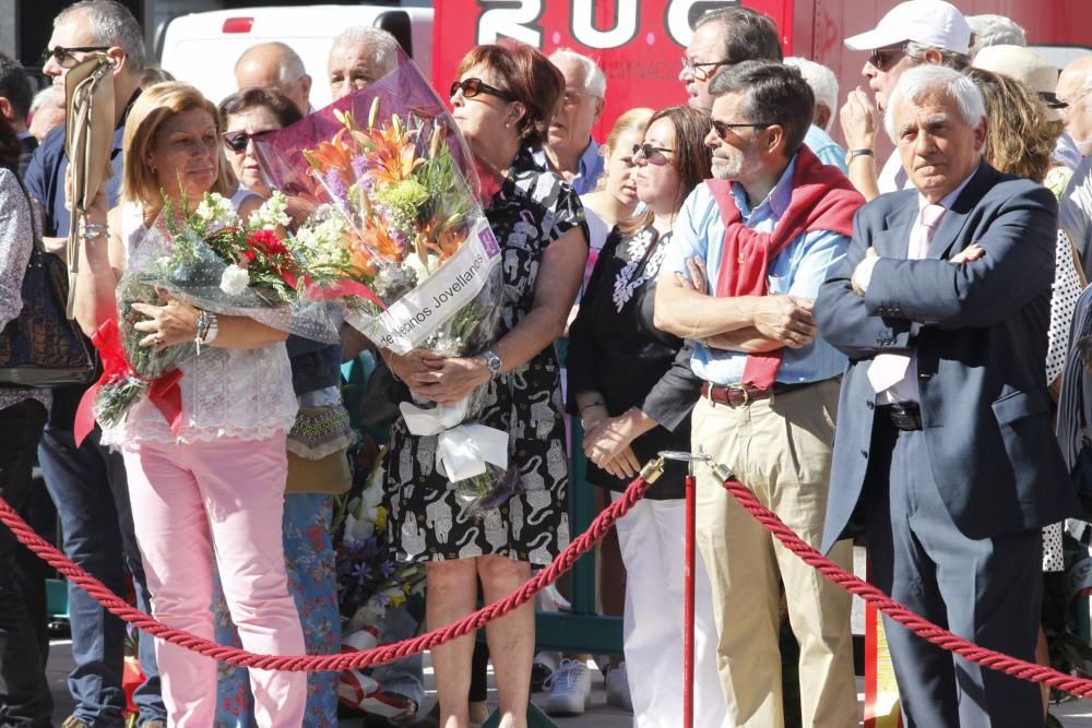 Ofrenda floral a Jovellanos en Gijón