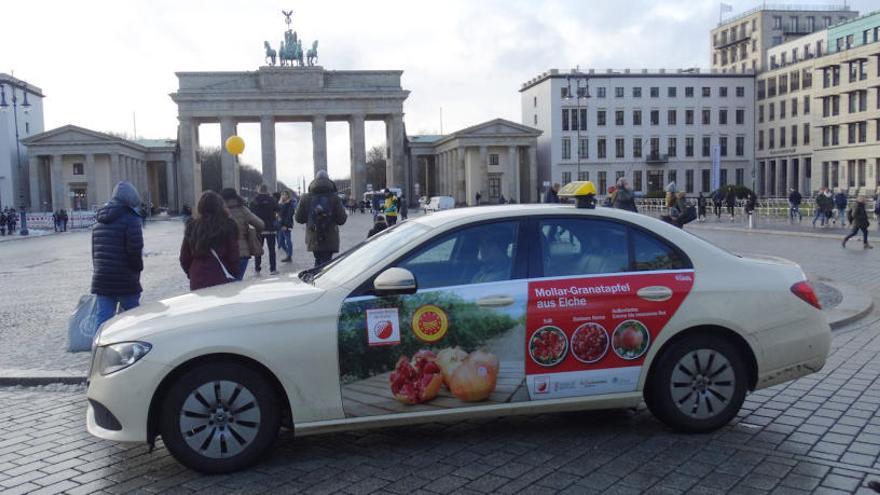 Los taxis con la publicidad de la granada mollar en Berlín