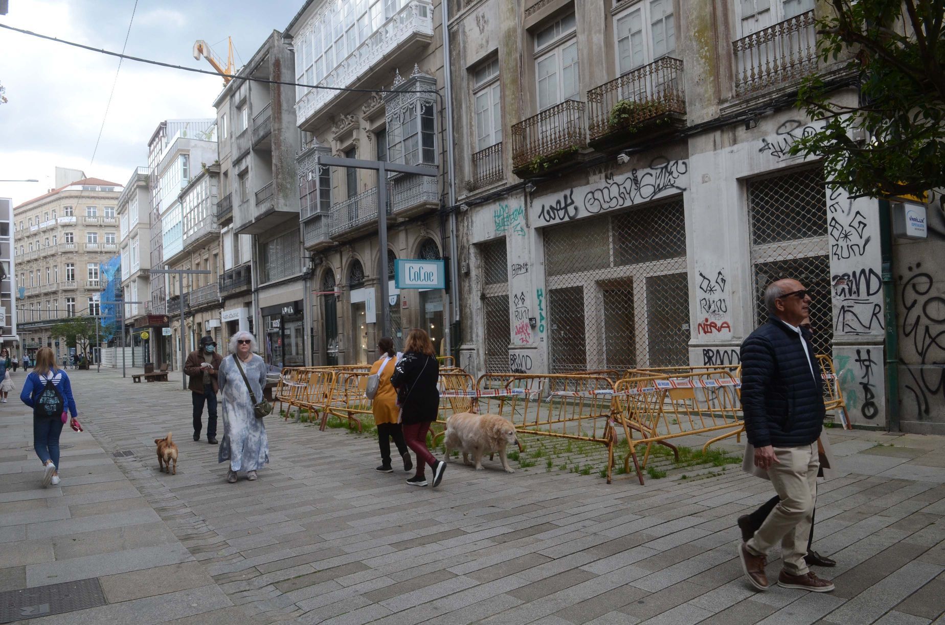 Una de las zonas del centro de Vilagarcía en la que proliferan las vallas.