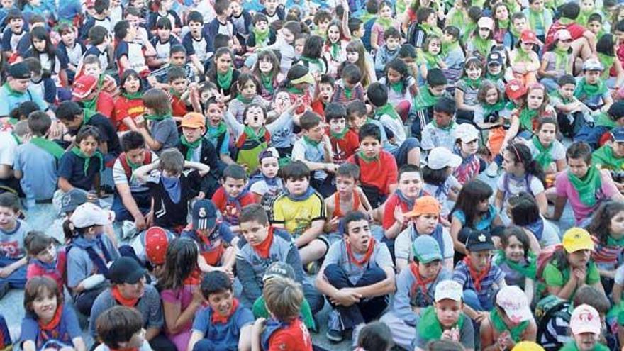 Una auténtica multitud de niños se reunió en el parque de MIguel Hernández, en Vilagarcía.  // J. L. Oubiña