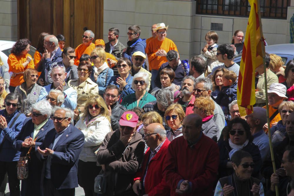 Alcoy escribe una poesía con música y flores para Valls