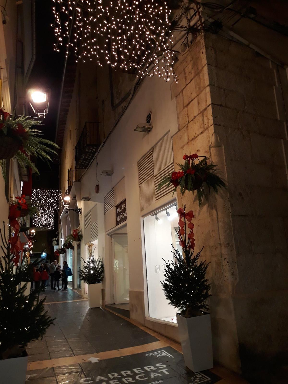 Decoración navideña en una calle del casco antiguo de Xàtiva.