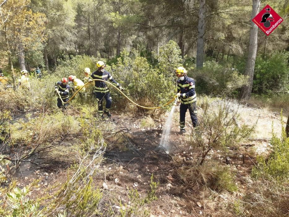 Los bomberos sofocan un incendio en la Granadella