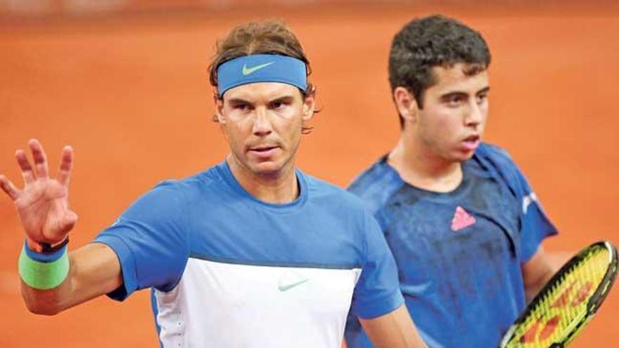 Rafel Nadal y Jaume Munar se despiden del público tras caer derrotados ayer en Hamburgo.