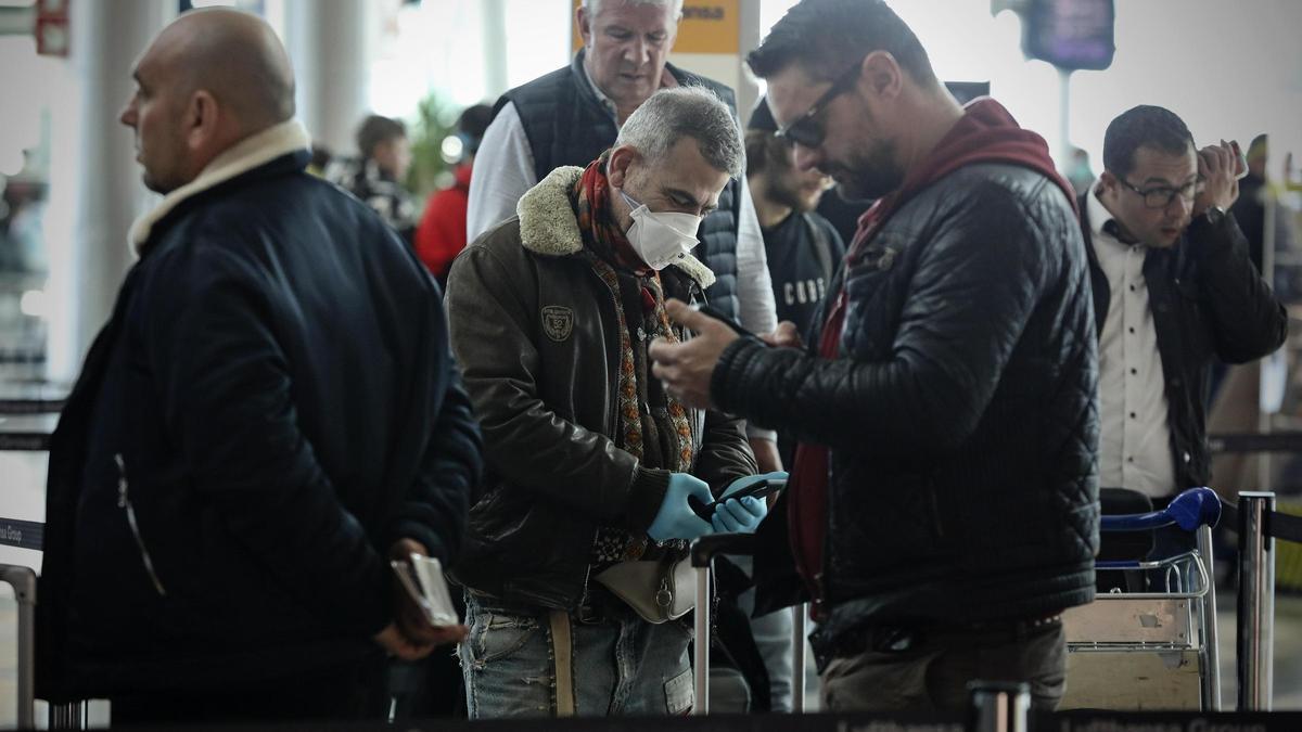 Viajeros en el aeropuerto de Oporto.