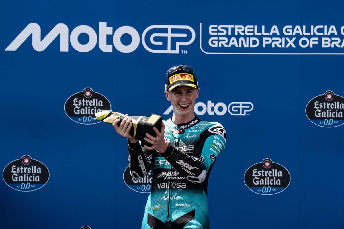 Máximo Quiles, en el podio celebrando su victoria en el Gran Premio de Brasil