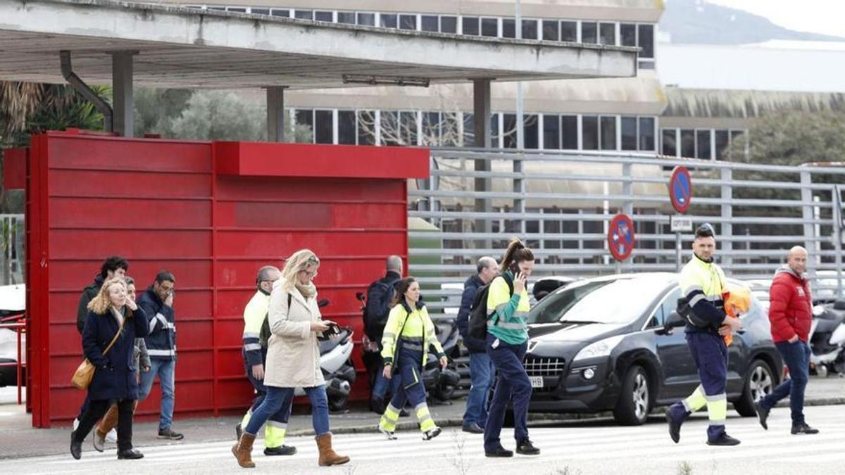 Trabajadores del turno 1 saliendo a comienzos de año de la planta de Stellantis Vigo.