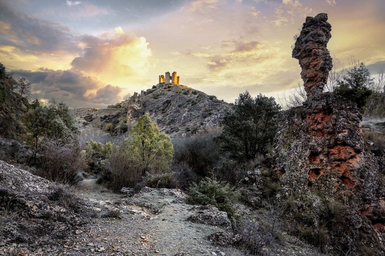 Vista del Castillo de Pelegrina desde la ruta de senderismo