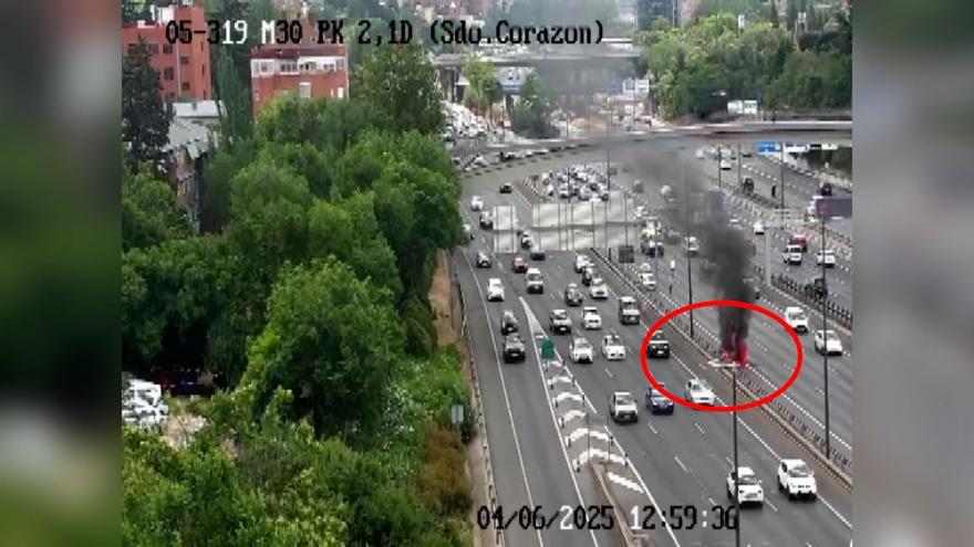 Un coche se incendia en la M-30 provocando retenciones