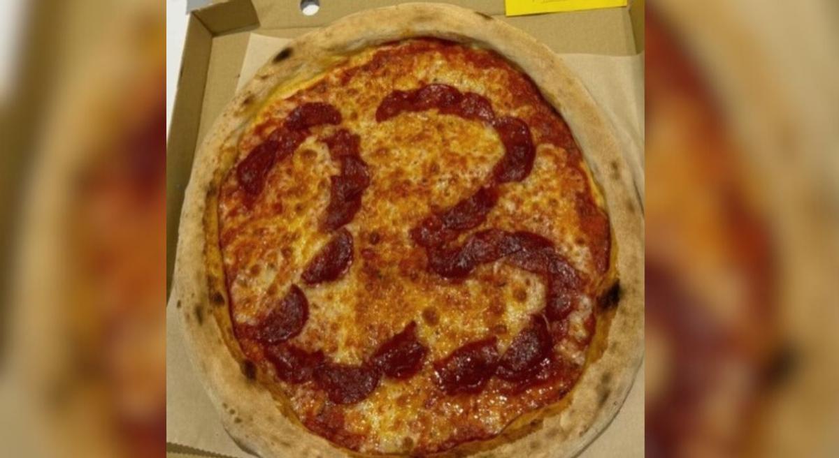 La pizzería le puse el número 23 con peperoni en su pedido.