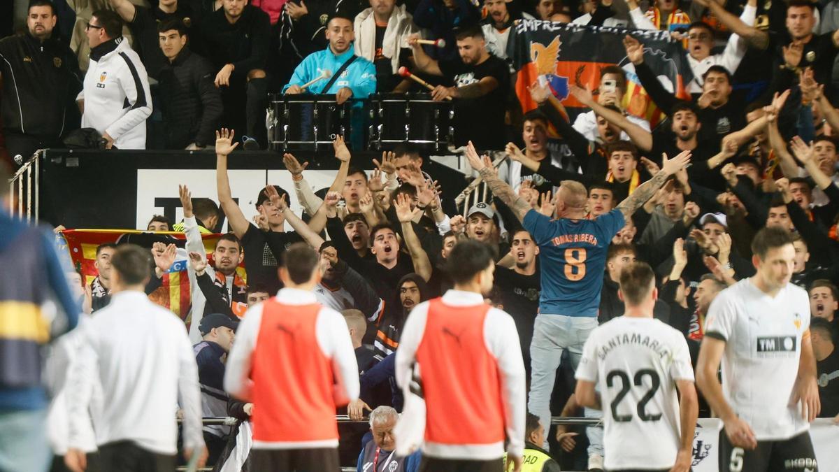 Los jugadores del Valencia CF se acercan a saludar a la grada tras el partido ante el Betis.