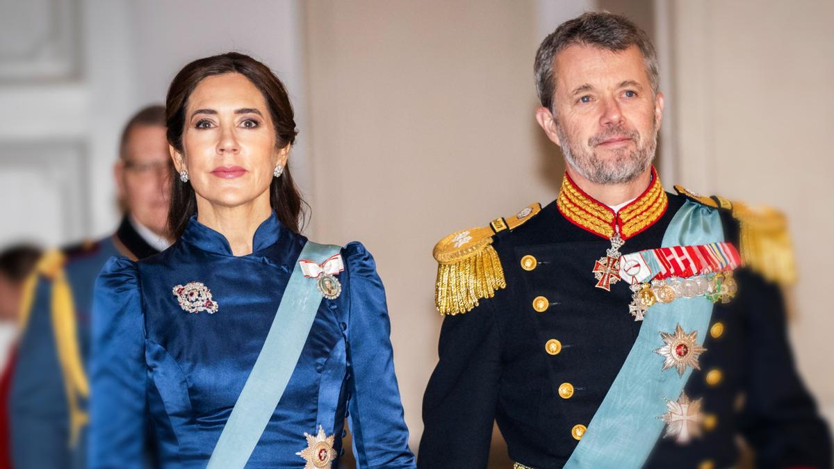 Mary Donaldson y su esposo, Federico, el miércoles 3 de enero, poco antes de convertirse en reyes de Dinamarca, en una acto de gala en el palacio de Copenhague.