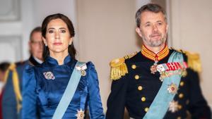 Mary Donaldson y su esposo, Federico, el miércoles 3 de enero, poco antes de convertirse en reyes de Dinamarca, en una acto de gala en el palacio de Copenhague.