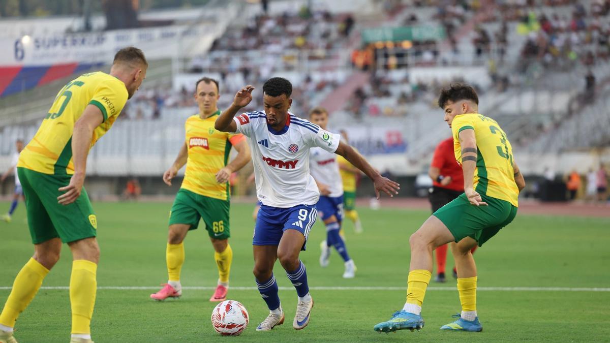 Dalisson de Almeida en su debut con el Hajduk Split.